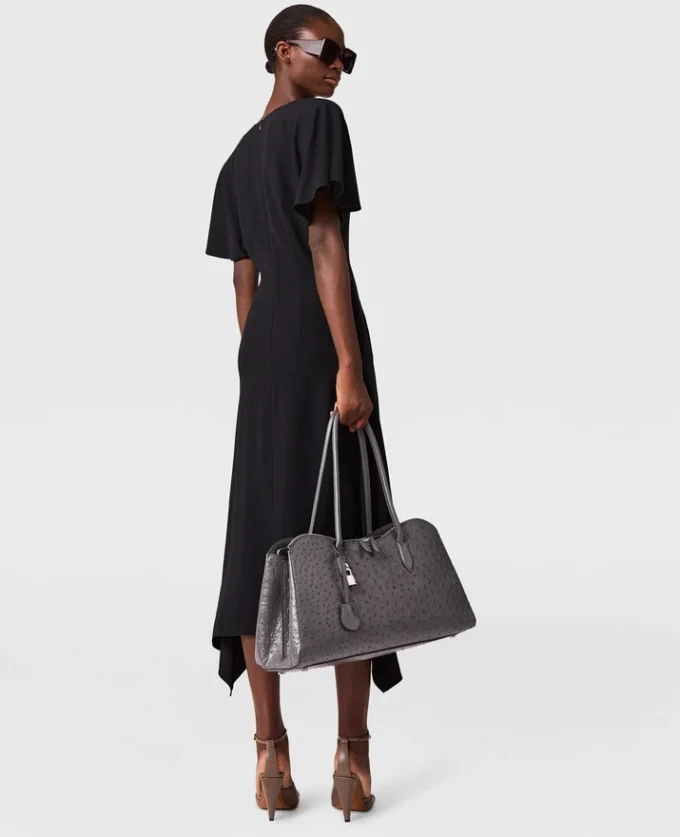 Robe midi en satin à manches courtes et encolure en V Robe midi en satin à manches courtes et encolure en V