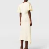 Robe midi en satin à manches courtes et encolure en V Robe midi en satin à manches courtes et encolure en V