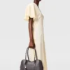 Robe midi en satin à manches courtes et encolure en V Robe midi en satin à manches courtes et encolure en V
