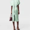 Robe midi à manches cape, dos nu et torsadée