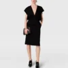 Robe midi à manches courtes et décolleté en V profond Robe midi à manches courtes et décolleté en V profond