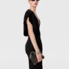 Robe midi à manches courtes et décolleté en V profond Robe midi à manches courtes et décolleté en V profond