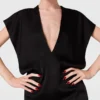 Robe midi à manches courtes et décolleté en V profond Robe midi à manches courtes et décolleté en V profond