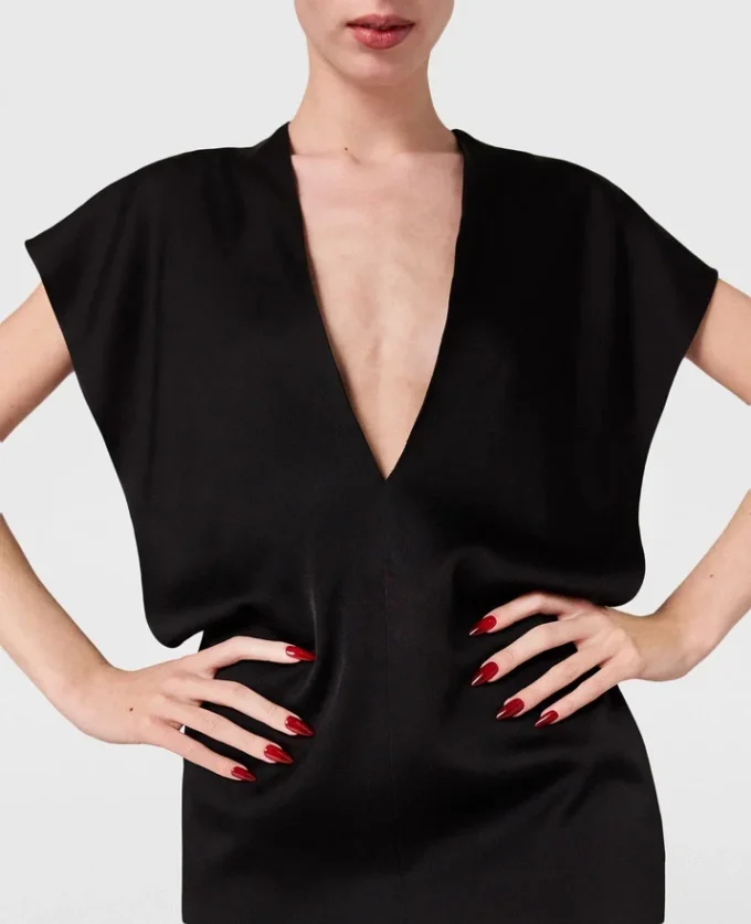 Robe midi à manches courtes et décolleté en V profond Robe midi à manches courtes et décolleté en V profond