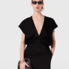 Robe midi à manches courtes et décolleté en V profond Robe midi à manches courtes et décolleté en V profond