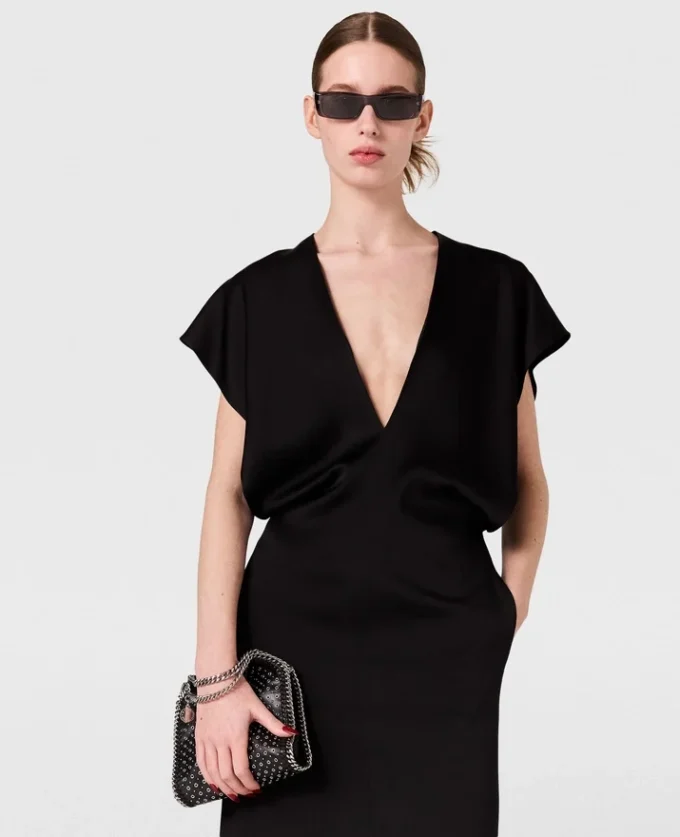 Robe midi à manches courtes et décolleté en V profond Robe midi à manches courtes et décolleté en V profond