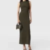 Robe midi sans manches à col rond et maille torsadée