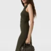 Robe midi sans manches à col rond et maille torsadée