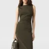 Robe midi sans manches à col rond et maille torsadée