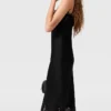 Robe midi sans manches en satin et dentelle Robe midi sans manches en satin et dentelle