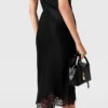 Robe midi sans manches en satin et dentelle Robe midi sans manches en satin et dentelle