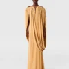 Robe plissée sans bretelles à manches cape en crêpe Robe plissée sans bretelles à manches cape en crêpe