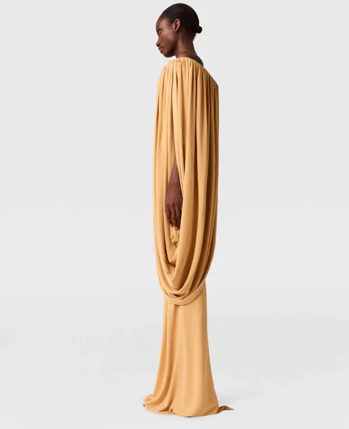 Robe plissée sans bretelles à manches cape en crêpe Robe plissée sans bretelles à manches cape en crêpe