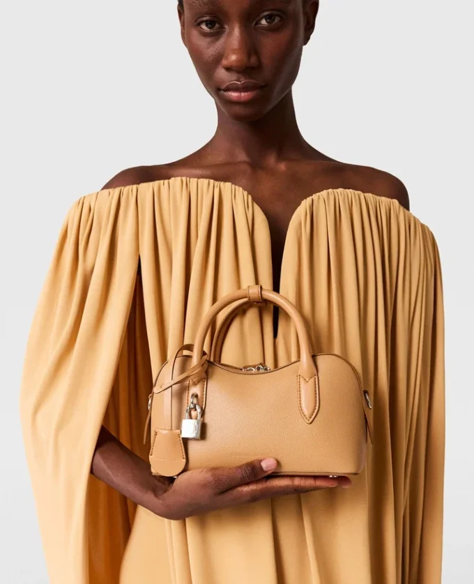 Robe plissée sans bretelles à manches cape en crêpe Robe plissée sans bretelles à manches cape en crêpe