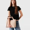 Sac à bandoulière avec poignée supérieure et logo Sac à bandoulière avec poignée supérieure et logo