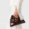 Sac à bandoulière à cordon Falabella en cuir verni Sac à bandoulière à cordon Falabella en cuir verni