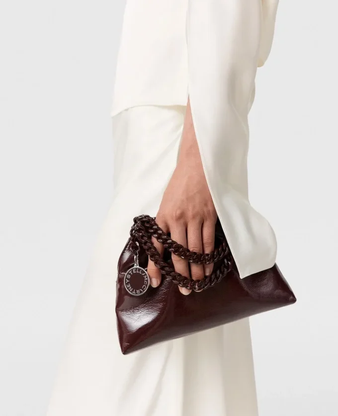 Sac à bandoulière à cordon Falabella en cuir verni Sac à bandoulière à cordon Falabella en cuir verni