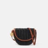 Sac à bandoulière moyen Frayme en raphia tissé