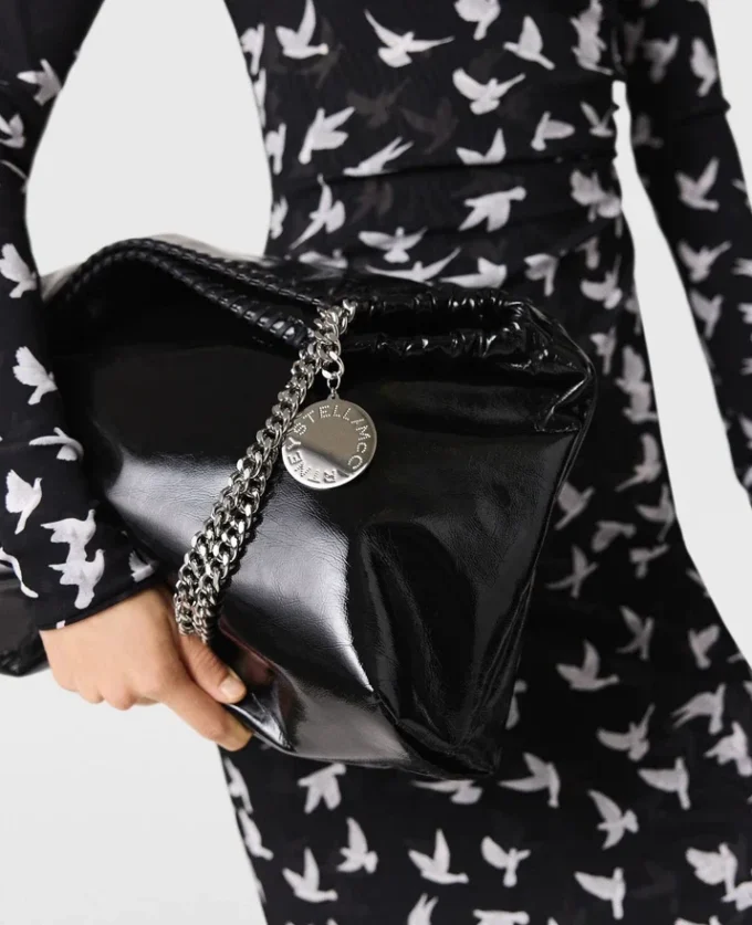 Sac fourre-tout à cordon Falabella en cuir verni Sac fourre-tout à cordon Falabella en cuir verni