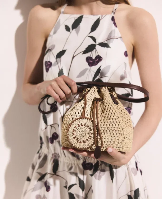 Sac seau Falabella en raphia crocheté Sac seau Falabella en raphia crocheté