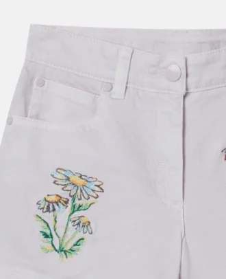 Short brodé de fleurs