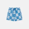Short de bain à carreaux et lettrage de la marque