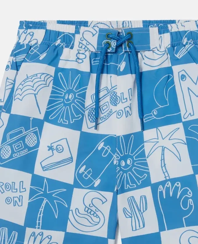 Short de bain à carreaux et lettrage de la marque