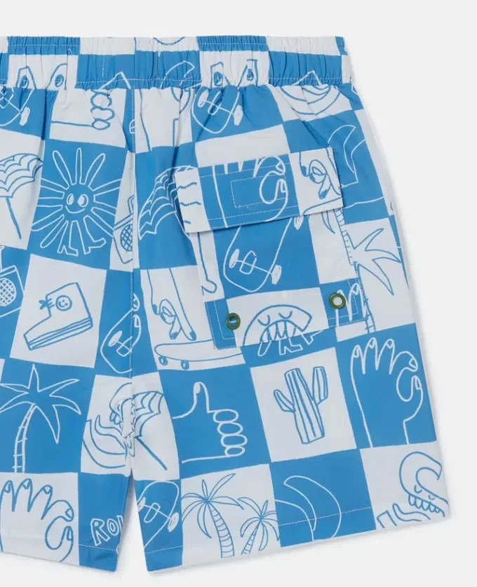 Short de bain à carreaux et lettrage de la marque