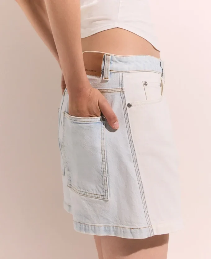 Short en denim à empiècements Short en denim à empiècements