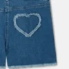 Short en denim stretch avec patch cœur à franges