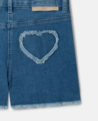 Short en denim stretch avec patch cœur à franges Short en denim stretch avec patch cœur à franges