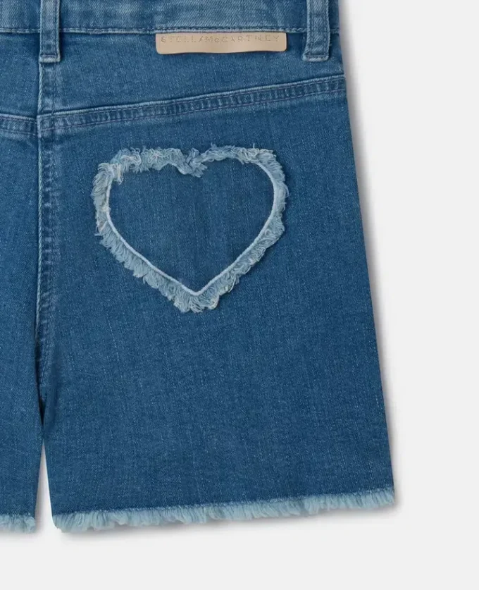 Short en denim stretch avec patch cœur à franges