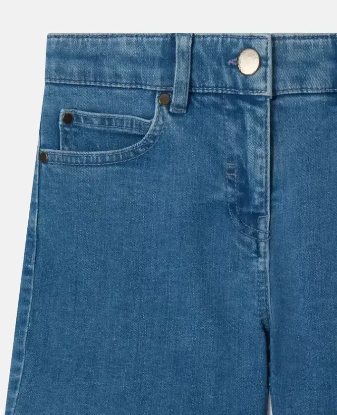 Short en denim stretch avec patch cœur à franges