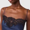 Top en satin à bordures en dentelle Top en satin à bordures en dentelle