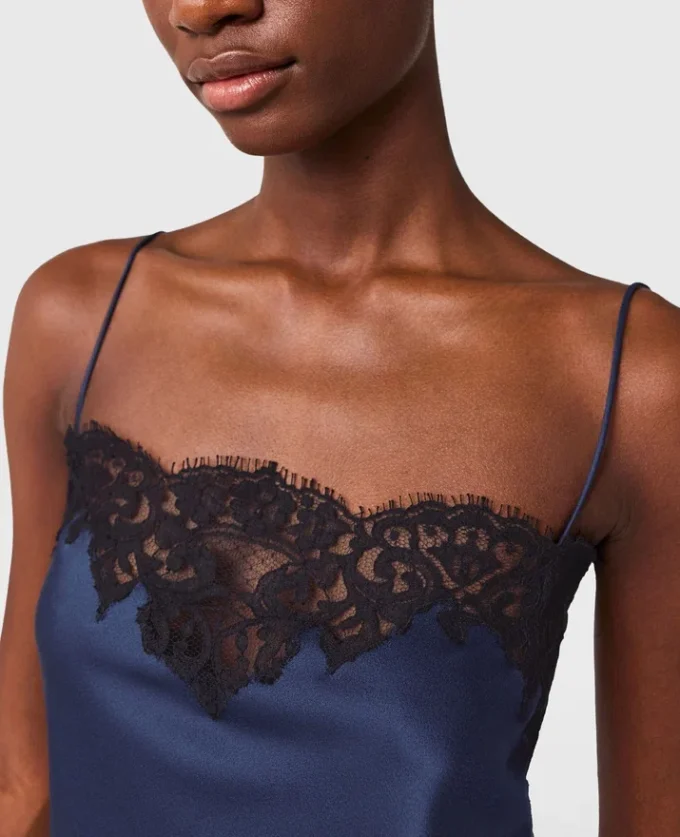 Top en satin à bordures en dentelle Top en satin à bordures en dentelle