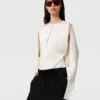 Top en satin à manches cape et découpes Top en satin à manches cape et découpes