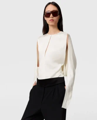 Top en satin à manches cape et découpes