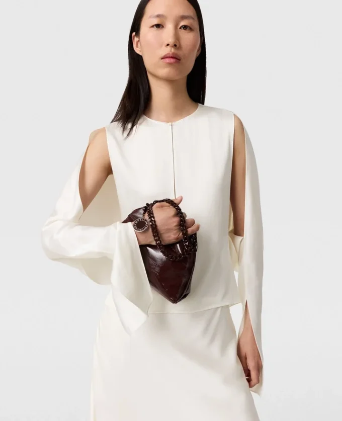 Top en satin à manches cape et découpes Top en satin à manches cape et découpes