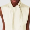 Top sans manches en satin à col noué Top sans manches en satin à col noué