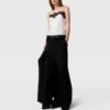Top sans manches en satin et dentelle Top sans manches en satin et dentelle