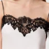 Top sans manches en satin et dentelle Top sans manches en satin et dentelle