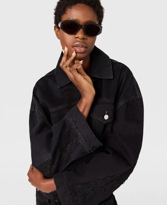 Veste en denim à empiècements en dentelle Veste en denim à empiècements en dentelle