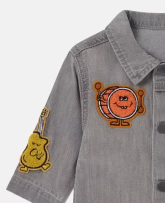 Veste en jean brodée avec motif musical