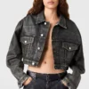 Veste en jean courte à empiècements vieillis Veste en jean courte à empiècements vieillis