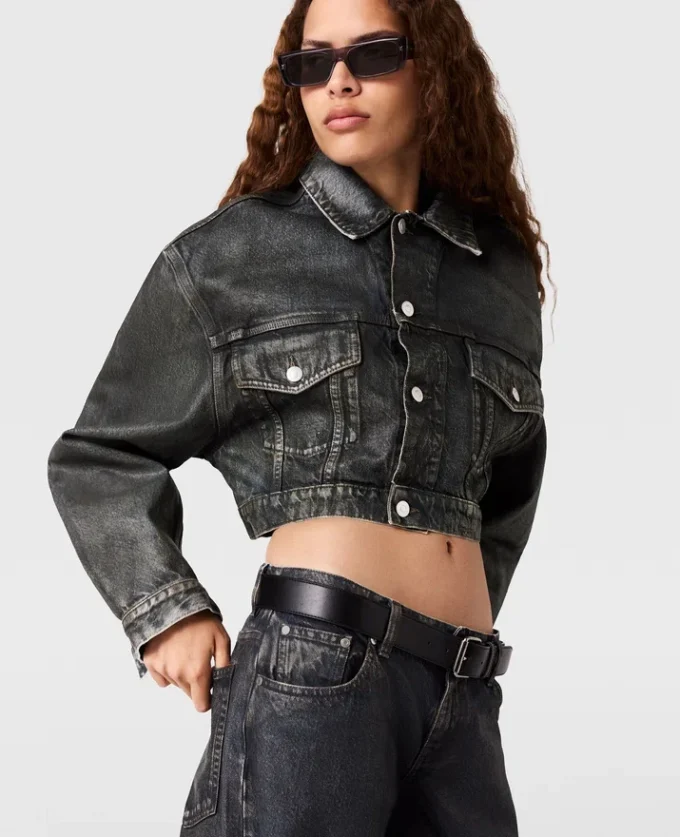 Veste en jean courte à empiècements vieillis Veste en jean courte à empiècements vieillis